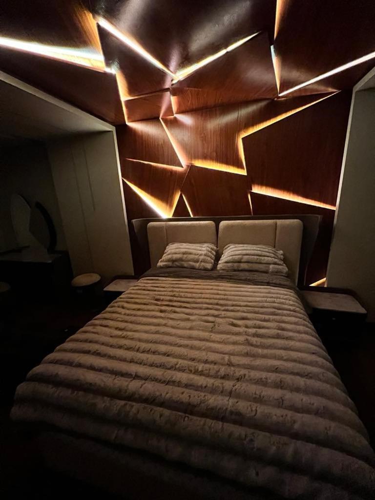 Apartment Luxury Renovated 3 Bedroom *