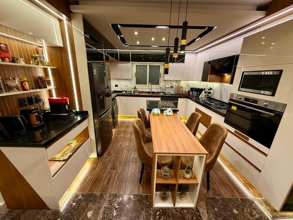 Apartment Luxury Renovated 3 Bedroom *