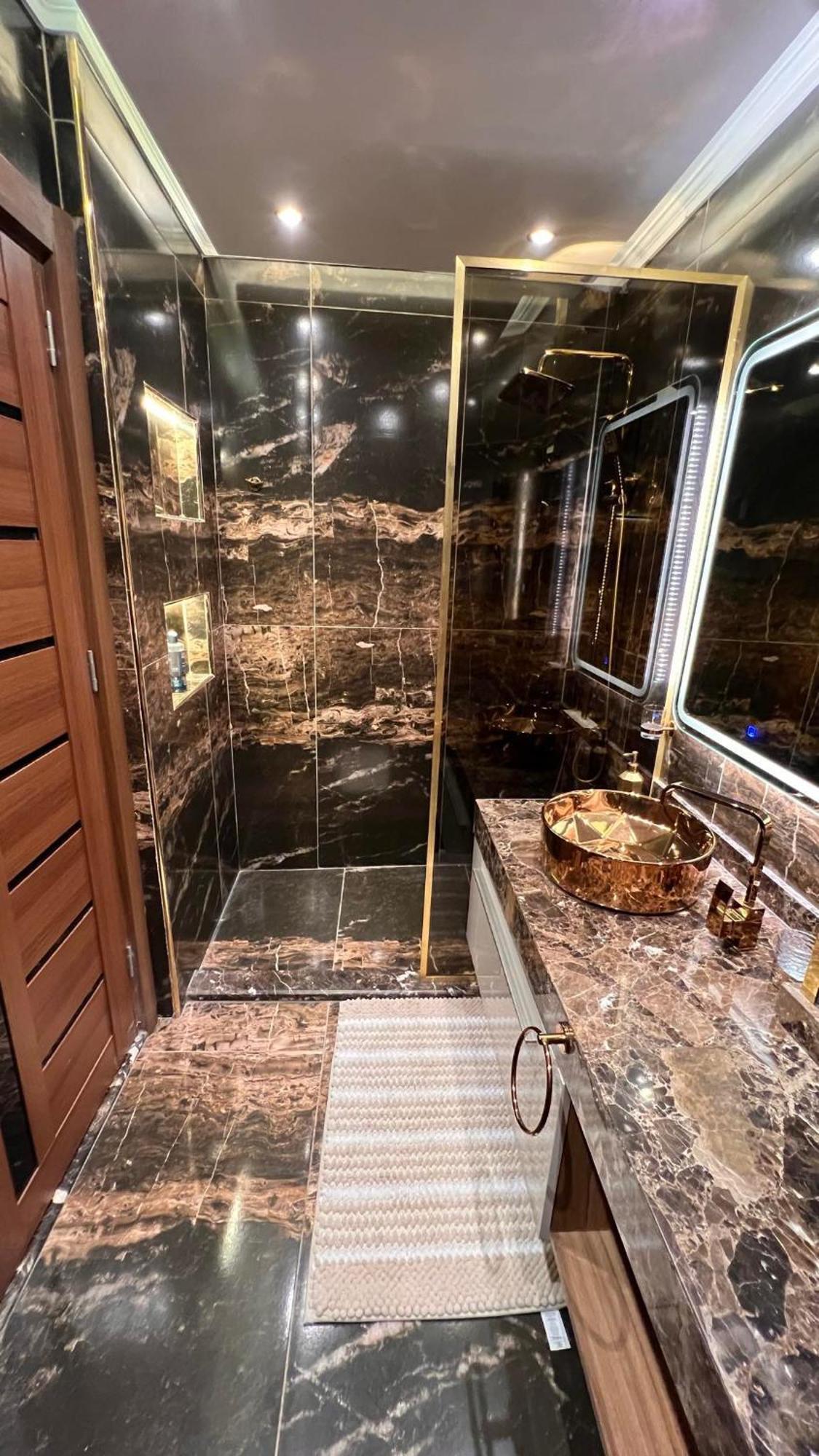 Luxury Renovated 3 Bedroom Apartment *