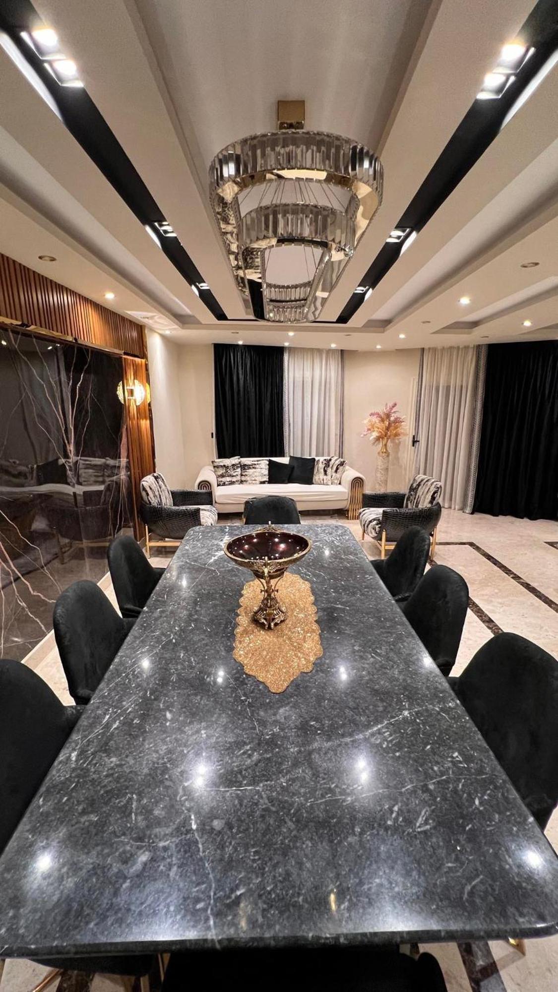 Apartment Luxury Renovated 3 Bedroom *