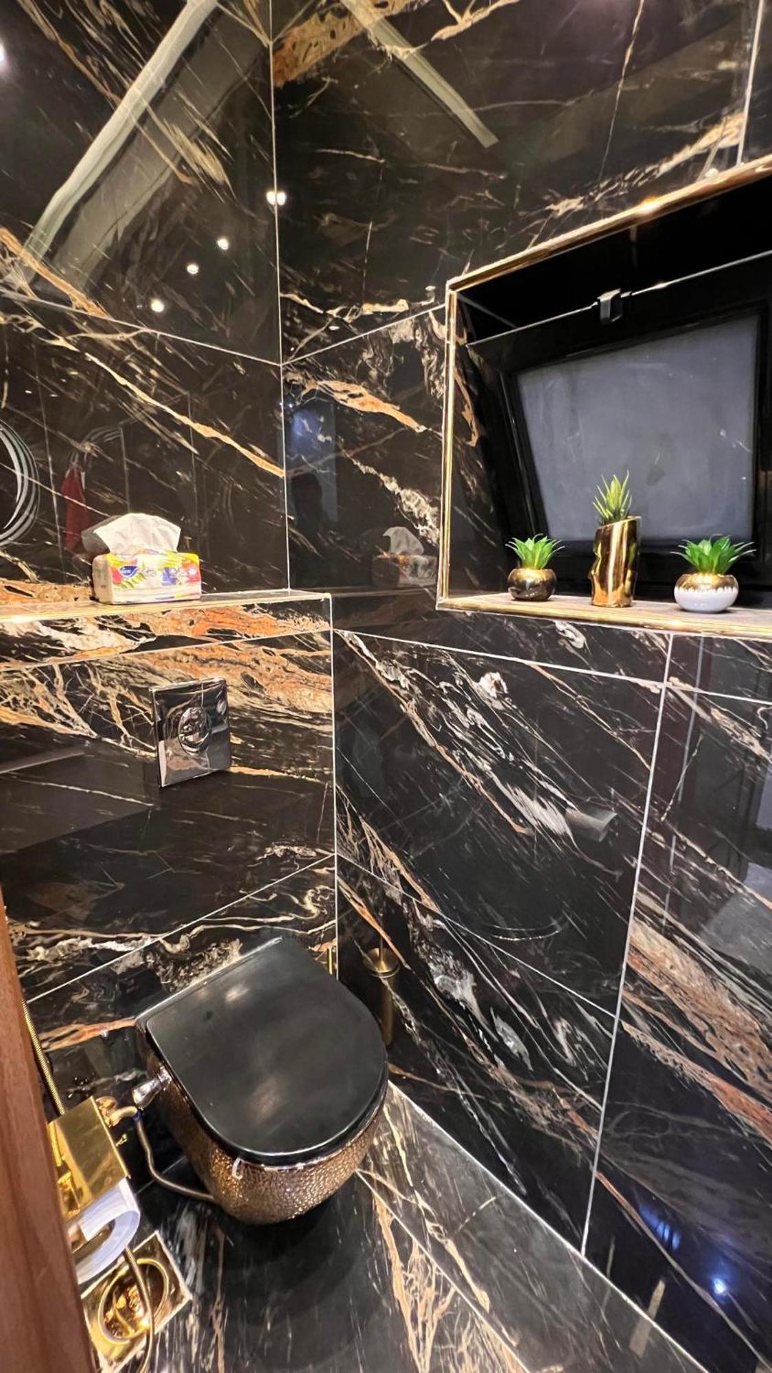 Luxury Renovated 3 Bedroom *